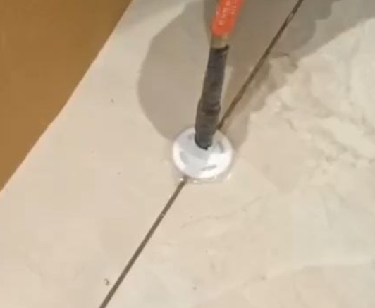 綦江瓷砖空鼓维修公司专业解答瓷砖在铺贴过程中，如果没有涂抹均匀到位的粘结材料（如水泥砂浆或瓷砖胶），可能会导致以下问题